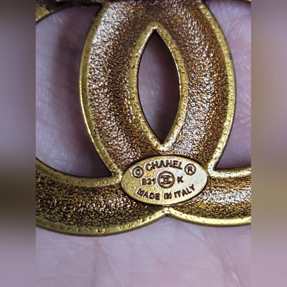 CHANEL Gold-Tone CC Logo Brooch – Textured Woven Design (B21 Collection) - Picture 3 of 4